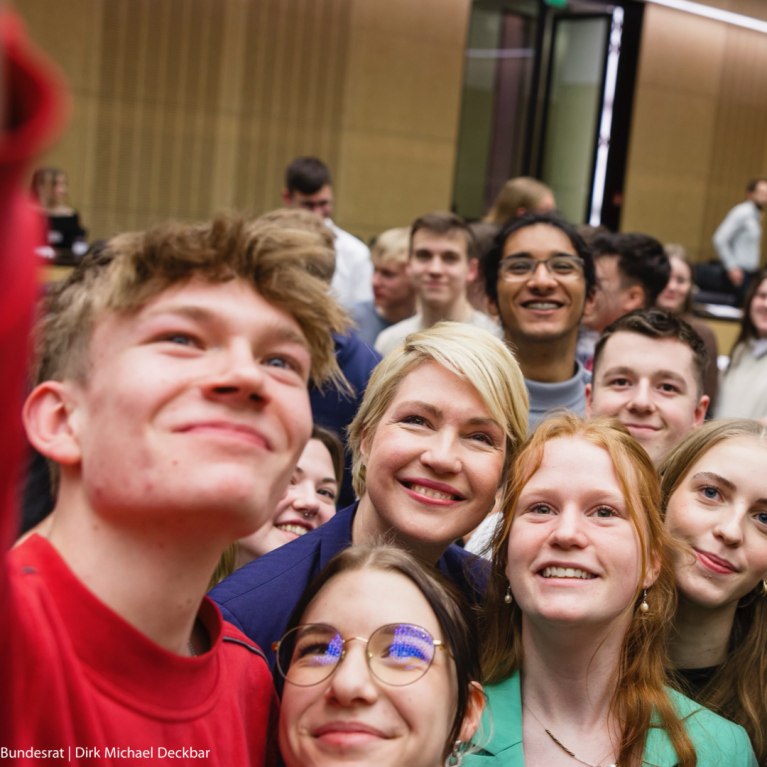 Manuela Schwesig macht ein Selfie mit mehreren Jugendlichen.