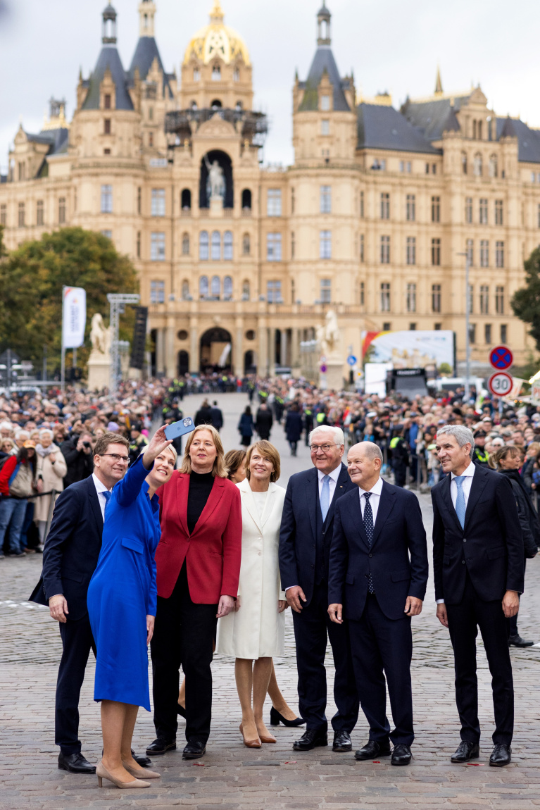 Manuela Schwesig mit Politikerinnen und Politikern vor dem Schweriner Schloss.