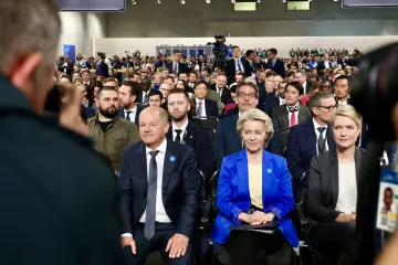 Manuela Schwesig sitzt im Plenum rechts neben von der Leyen und Scholz. Der Saal ist voll. Im Vordergrund sind unscharf die Schultern anderer Fotografen zu erkennen.