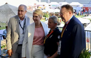 Manuela Schwesig steht zwischen einem Mann und einer Frau. Rechts daneben ein weiterer Mann.