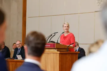 Manuela Schwesig an einem Rednerpult.