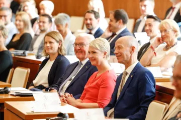 Manuela Schwesig sitzt im Plenum zwischen anderen Politkerinnen und Politikern.