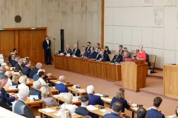 Manuela Schwesig steht am Rednerpult vor einem großen Plenum.