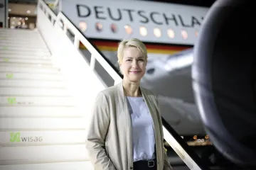 Manuela Schwesig vor dem deutschen Regierungsflieger.