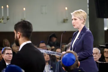 Manuela Schwesig spricht an einem Rednerpult zu einem Planum.